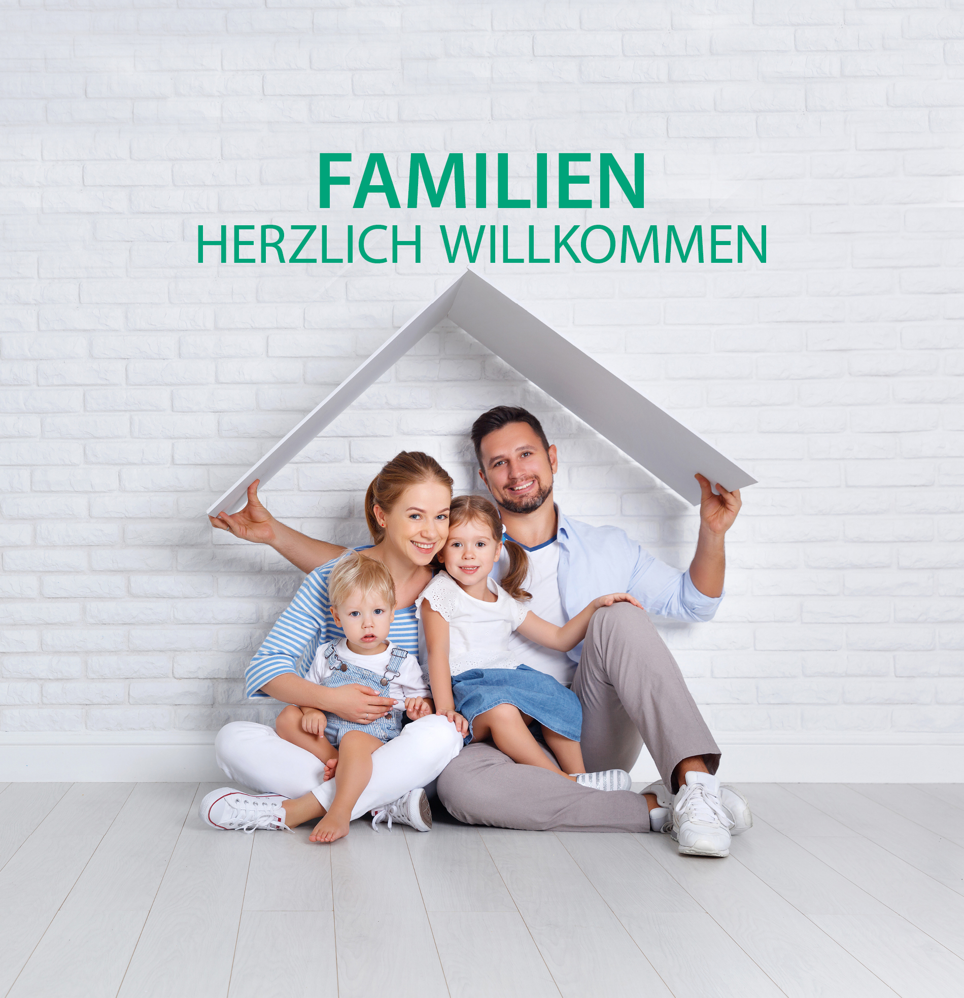 Ein Familie unter einem Papp Dach und darüber steht Familien Herzlich Willkommen