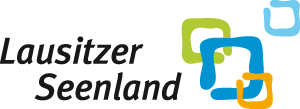 Logo Lausitzer Seenland als schwarzer kursiver Schriftzug mit vier unregelmäßigen Quadraten in Blau, Grün und Gelb