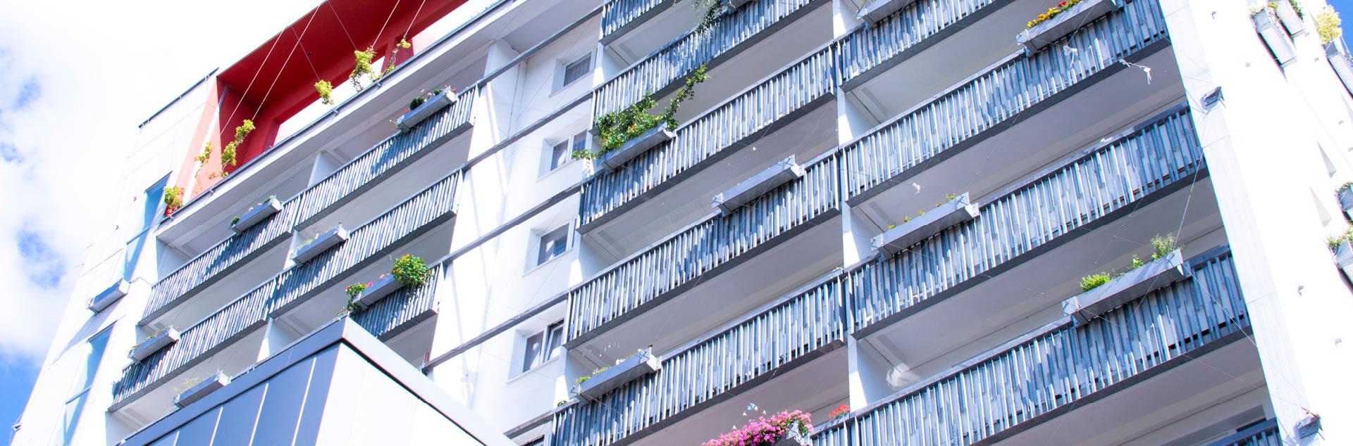 Ein weißer Wohnblock mit Balkon in Hoyerswerda