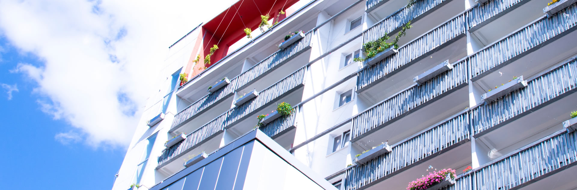 Ein weißer Wohnblock mit Balkon in Hoyerswerda